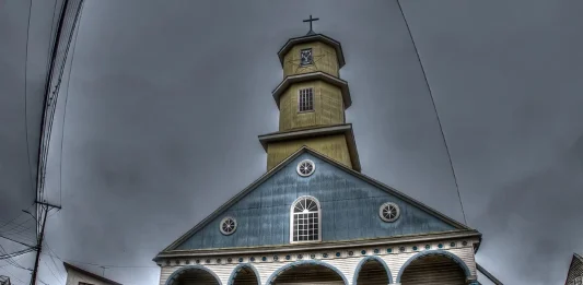 Chonchi, la ciudad de los tres pisos Chonchi, la ciudad de los tres pisos